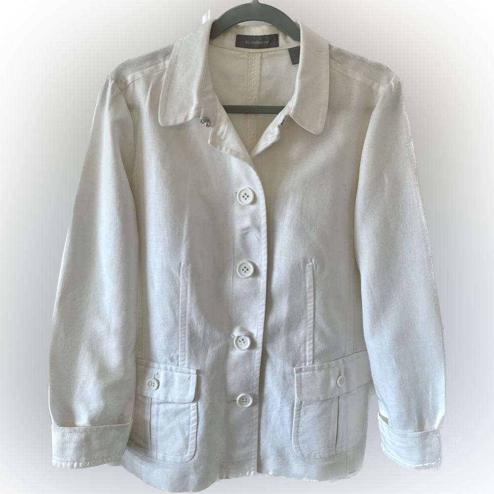 Women’s Liz Claiborne Coat. Size Women’s L. Color White.